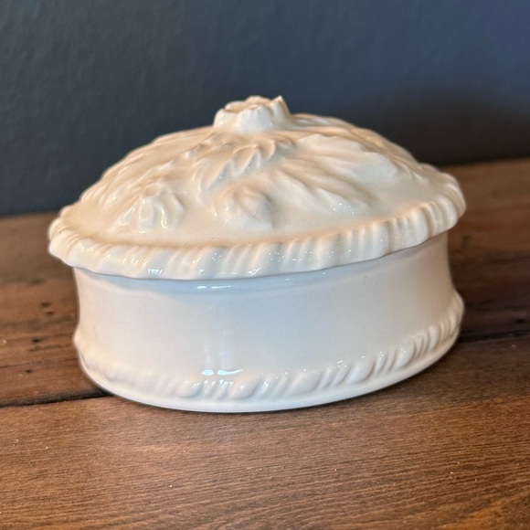 Royal Creamware Fine China Lidded Trinket Box - Picture 1 of 8